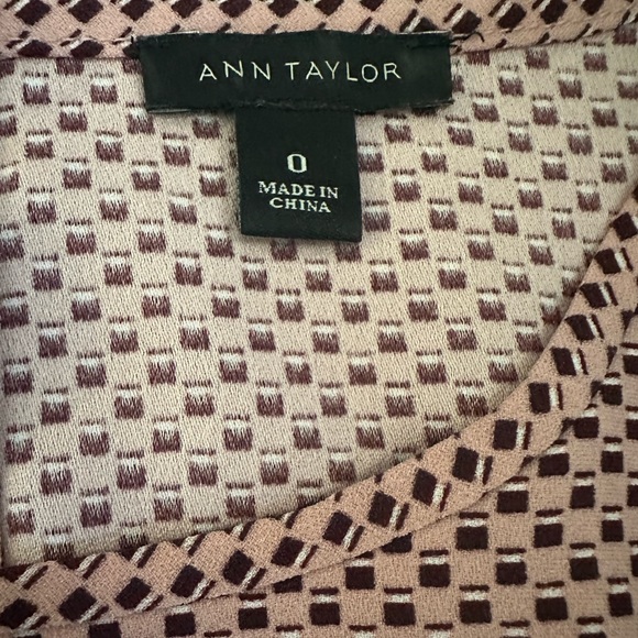Ann Taylor short sleeve blouse, size 0. - Picture 4 of 4